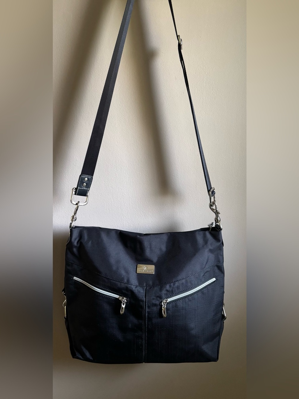 Eagle Creek Black Fabric Crossbody Shoulder Bag - Classic Everyday Tote